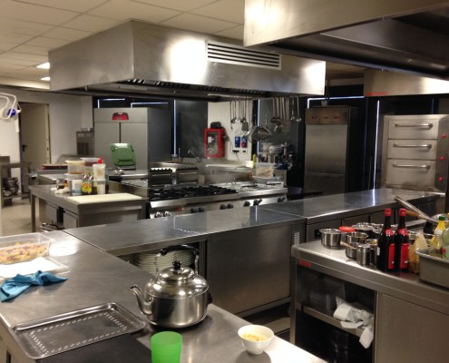 Cucina centrale con integrazione cucine Angelo PO e cucine CASTA